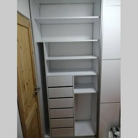 Small Modern With Parking Place アパート