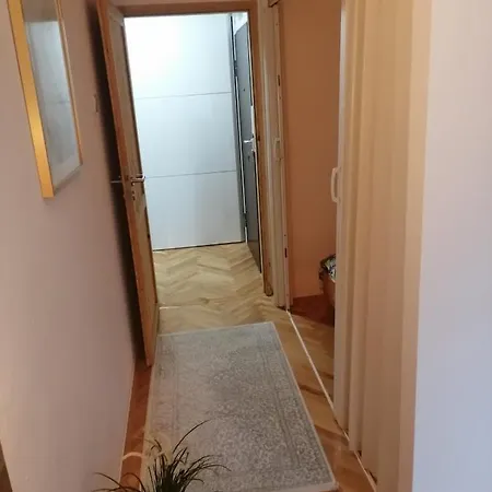 Small Modern With Parking Place 아파트 *