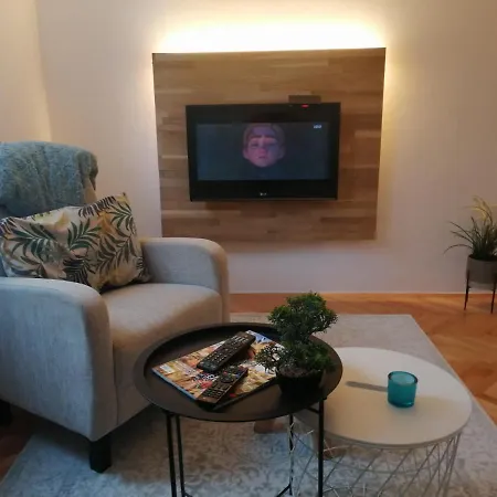 Small Modern With Parking Place Apartamento