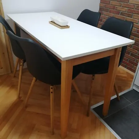 Small Modern With Parking Place アパート