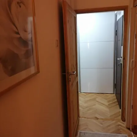 Small Modern With Parking Place アパート