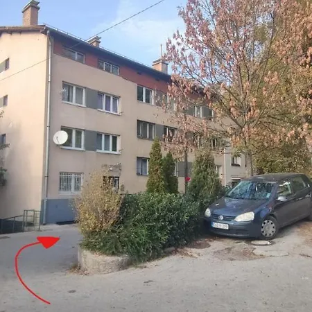 Small Modern With Parking Place 塞拉耶佛