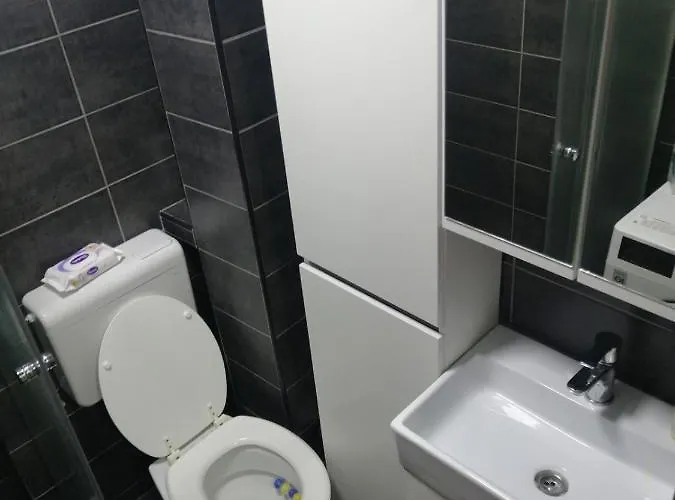 Small Modern With Parking Place Apartamento