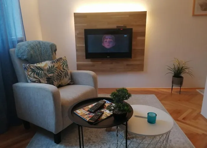 Small Modern With Parking Place Apartamento