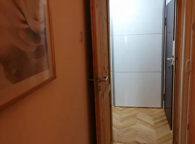 Small Modern With Parking Place Apartamento